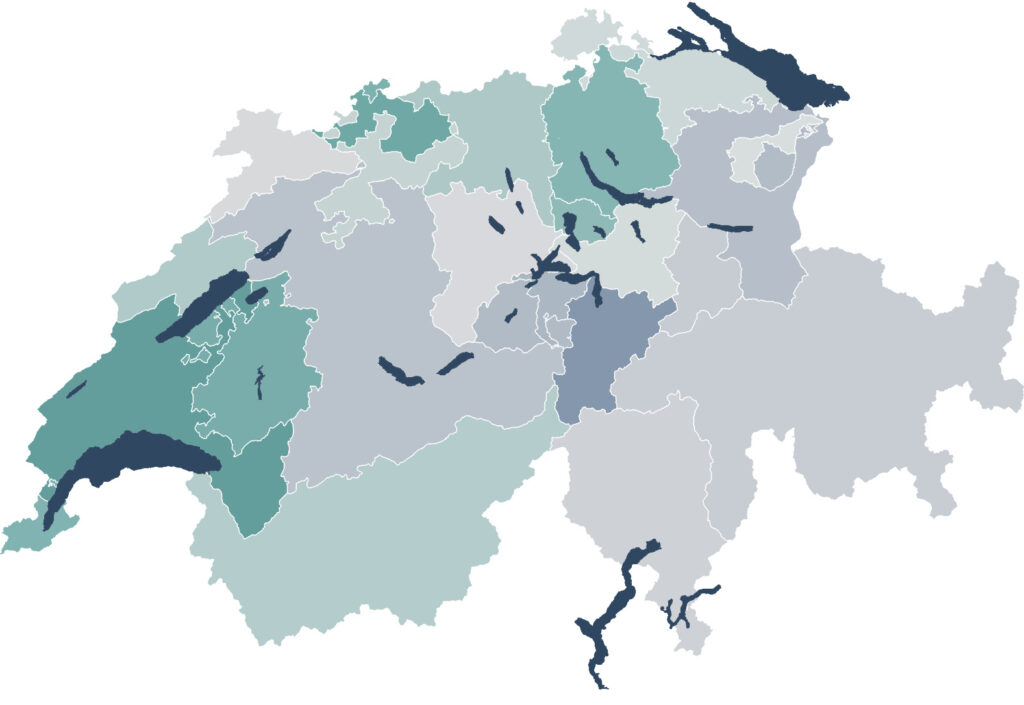 Taux de couverture institutionnel à l'échelle des cantons suisses. La couleur fait état de ce taux dans les cantons allant du plus faible (<span style="color: #8497ad">bleu foncé</span>) au plus fort (<span style="color: #649e9c">vert foncé</span>).